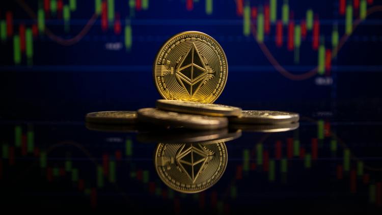 Ethereum Breakdown Incoming? RSI Trendline Snaps As Double Confirmation Looms